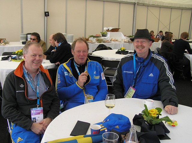 P3160396.JPG - Holmenkollen: Björn Erikson, Vorsitzender des Schwedischen Biathlonverbandes, mein Bruder Wolfgang und ich